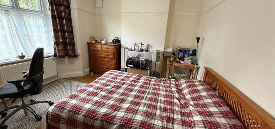 Room to rent in Great West Road, Isleworth TW7