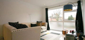 Flat to rent in Palmerston Road, Buckhurst Hill IG9