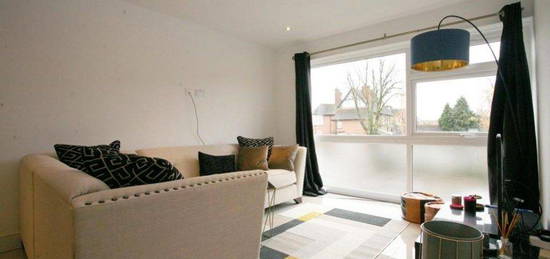 Flat to rent in Palmerston Road, Buckhurst Hill IG9