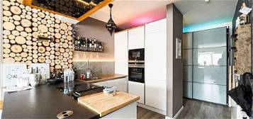 Modern umgebaute Wohnung mit offener Küche und optionaler Gartenfläche