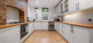 Flat for sale in Hazelbourne Road, London SW12