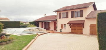 Jolie Maison au calme avec un grand garage et Piscine