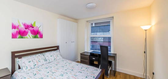 Flat to rent in Cromwell Road, London SW7