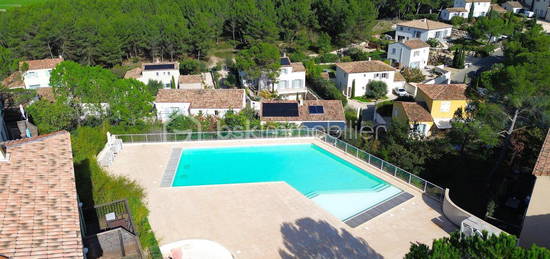 Magnifique appartement sur le Golf de Pont-Royal avec une loggia  ,  une place de parking privée et l'accés piscine dans la copropriété