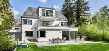 Geräumige Architekten-Villa von 2023 mit Blick ins Grüne, Tiefgarage und Spa-Bereich