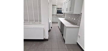 4 bed terraced house to rent