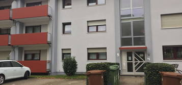 Großzügige 2,5 Zimmer-Wohnung mit EBK, Parkett, Balkon und Stellplatz in ruhiger Wohnstraße