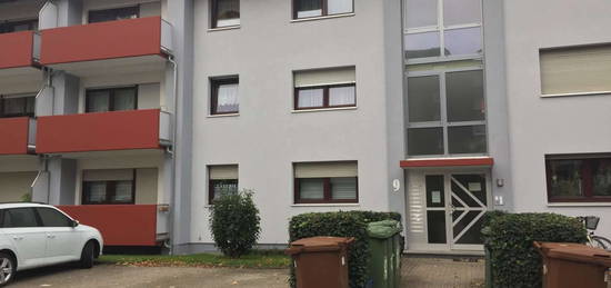 Großzügige 2,5 Zimmer-Wohnung mit EBK, Parkett, Balkon und Stellplatz in ruhiger Wohnstraße