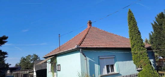 Sanierungsbedüftriges Landhaus in Verpelét, ca. 100 Km von Budapest, in einem Weingebiet zu verkaufen