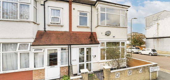 Flat for sale in Dartmouth Road, London NW4