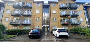 Flat to rent in Old Kenton Lane, Kingsbury, London NW9