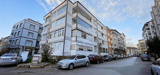 Fatih Pazar Sokağında Geniş Ferah Kiralık 2+1 Daire