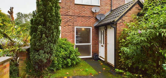 Maisonette to rent in Vesey Close, Farnborough, Hampshire GU14