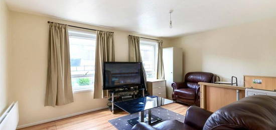 Flat to rent in Moyser Road, London SW16