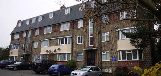 Flat to rent in Oakleigh Court, Church Hill Road, East Barnet, Barnet EN4