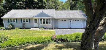 71 Ascolese Rd, Trumbull, CT 06611