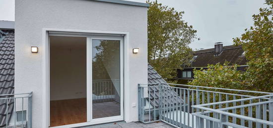 Kernsanierte DG Wohnung im KFW 70EE Haus mit neuer EBK und großer Dachterrasse