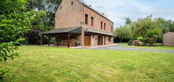 Maison familiale 6 chambres, 188 m², avec grand jardin et garage, en plein centre-ville de Solesmes