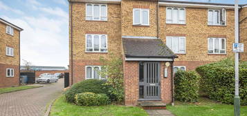 Flat for sale in Frazer Close, Romford RM1