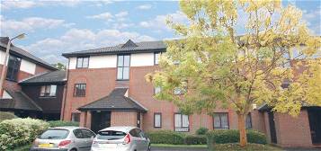 Flat to rent in Barnston Way, Hutton CM13