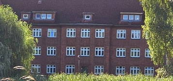 Malerischer Blick auf Teich und Altstadt