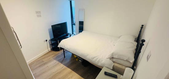 Flat to rent in Balham High Road, London SW12