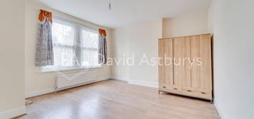 Semi-detached house to rent in Avenue Road, Southgate, London N14