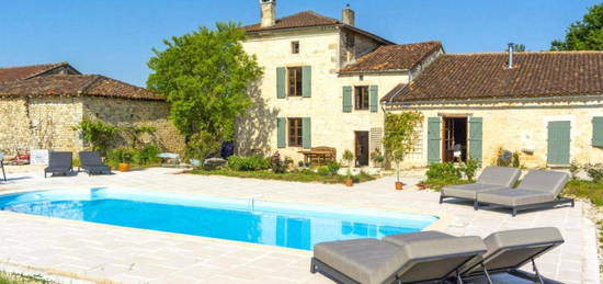 Charmante Ancienne Ferme Rénovée, Village Pittoresque, Cadre avec Vue, Piscine, Dépendance, 2 ha