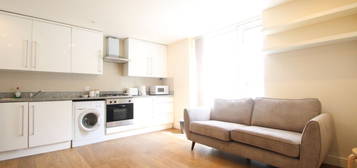 Flat to rent in High Street, Crouch End, London N8