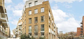 Flat to rent in St. Lawrence Cottages, St. Lawrence Street, London E14