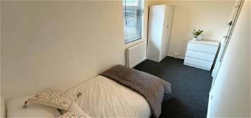 Room to rent in Layton Avenue, Mansfield NG18