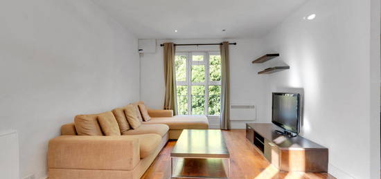 Flat to rent in Highbury Grove, London, Islington N5