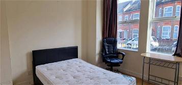 Room to rent in Lyndhurst Road, Luton LU1