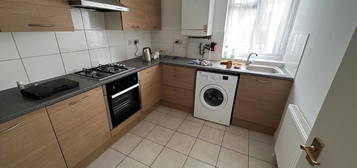 Flat to rent in Fuller Road, Dagenham RM8