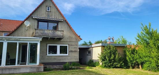 *Freistehendes Einfamiliehaus mit Garten und Garage auf dem Land*