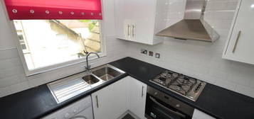 Flat to rent in Hamlet Road, Crystal Palace SE19