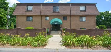 800 County St Apt 3A, Taunton, MA 02780