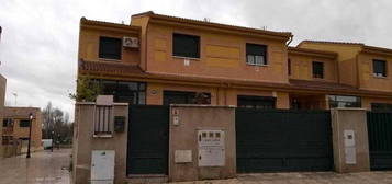 Chalet adosado en venta en calle Oviedo