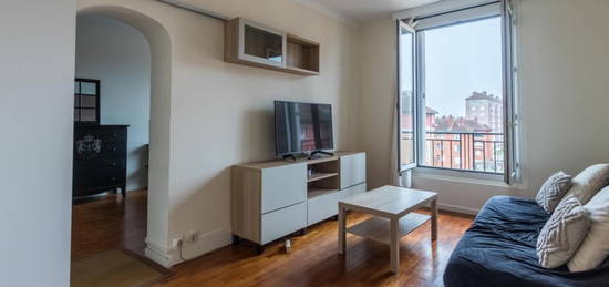 Appartement 2 pièces 46m² avec balcon et vue dégagée sur la tour Effeil