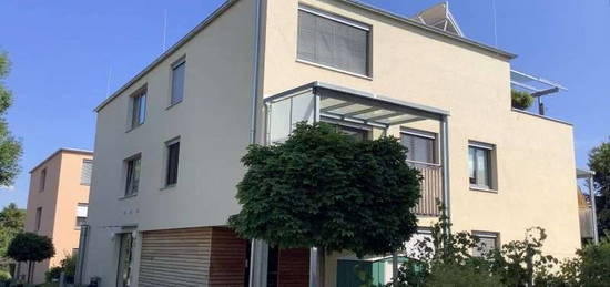 Zentrale Wohnung mit Balkon und Tiefgaragenabstellplatz