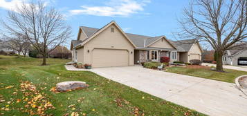 1221 Stonewood CIRCLE, West Bend, WI 53095