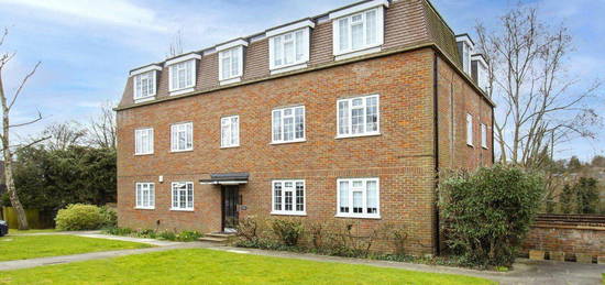 Flat to rent in Craigmount, Radlett, Hertfordshire WD7