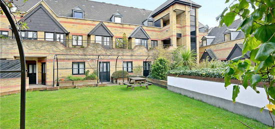 Maisonette to rent in Bridgehouse Court, Blackfriars Road, London SE1