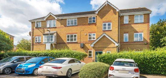 Flat to rent in Windmill Drive, London NW2