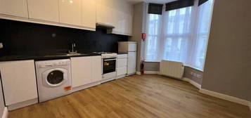 Flat to rent in Sydney Road, Hornsey N8