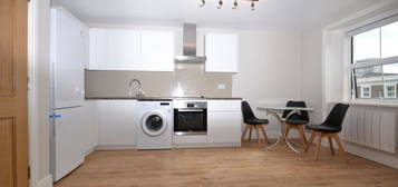 Flat to rent in Sutherland Avenue, Maida Vale W9