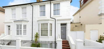 Flat to rent in Hova Villas, Hove BN3