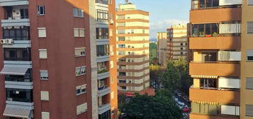 Piso en venta en Avenida Reyes Católicos, La Salle - Cuatro Torres