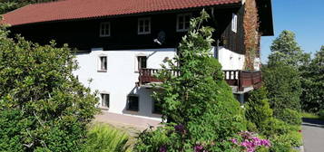 Provision Frei: Idyllisches 2 Familienhaus mit Scheune und Weitblick