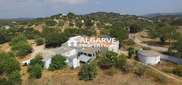 Moradia térrea em zona calma com vista panorâmica de campo e mar perto